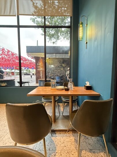 【平鎮】「癮食聖堂Poppy Church．忠貞新村文化園區內，基督教堂改建的緬泰台式創意料理複合式餐酒館」