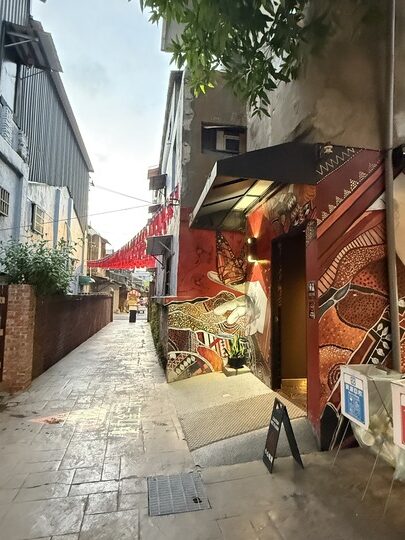 【平鎮】「癮食聖堂Poppy Church．忠貞新村文化園區內，基督教堂改建的緬泰台式創意料理複合式餐酒館」