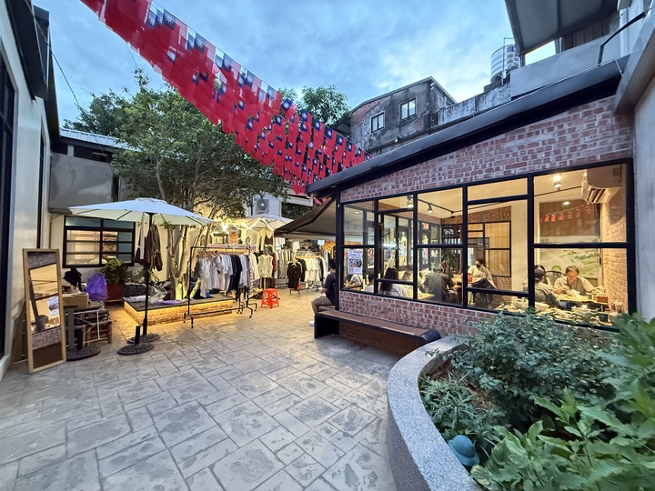 【平鎮】「癮食聖堂Poppy Church．忠貞新村文化園區內，基督教堂改建的緬泰台式創意料理複合式餐酒館」