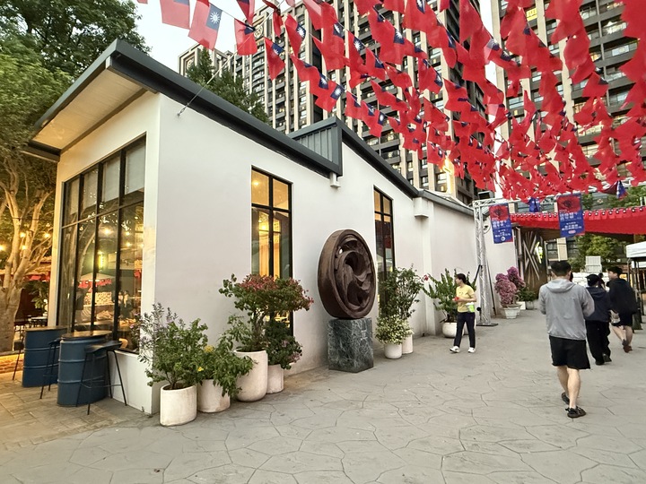 【平鎮】「癮食聖堂Poppy Church．忠貞新村文化園區內，基督教堂改建的緬泰台式創意料理複合式餐酒館」