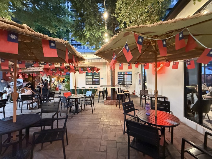 【平鎮】「癮食聖堂Poppy Church．忠貞新村文化園區內，基督教堂改建的緬泰台式創意料理複合式餐酒館」