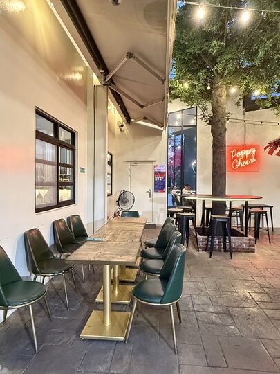 【平鎮】「癮食聖堂Poppy Church．忠貞新村文化園區內，基督教堂改建的緬泰台式創意料理複合式餐酒館」