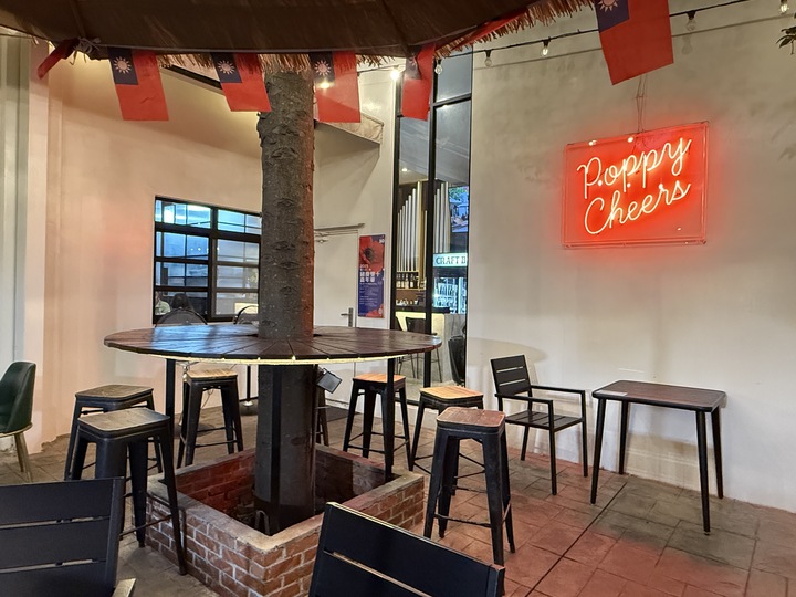 【平鎮】「癮食聖堂Poppy Church．忠貞新村文化園區內，基督教堂改建的緬泰台式創意料理複合式餐酒館」