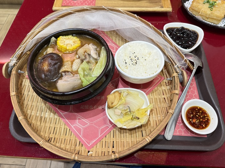 【台中】「有春茶館Wu Chun Tea Hall-大墩店,聚餐及泡茶聊天的好去處(復古中式茶館/手路菜/點心/鍋物/近IKEA.文心森林公園捷運站)」 【台中】「有春茶館Wu Chun Tea Hall-大墩店,聚餐及泡茶聊天的好去處(復古中式茶館/手路菜/點心/鍋物/近IKEA.文心森林公園捷運站)」