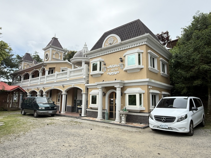 【南投】「依默騎馬度假莊園.來清境住一晚!騎馬體驗超吸睛,還有2-6 人彈性房型與豐盛中西式早餐」 【南投】「依默騎馬度假莊園.來清境住一晚!騎馬體驗超吸睛,還有2-6 人彈性房型與豐盛中西式早餐」