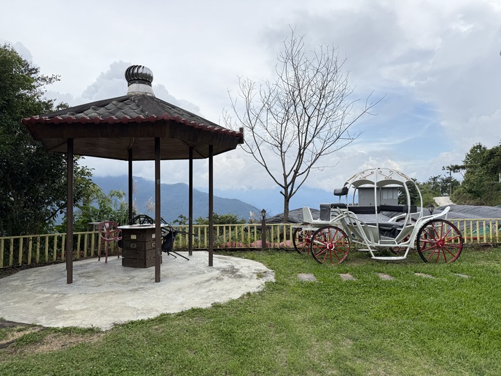 【南投】「依默騎馬度假莊園．來清境住一晚！騎馬體驗超吸睛，還有2-6 人彈性房型與豐盛中西式早餐」
