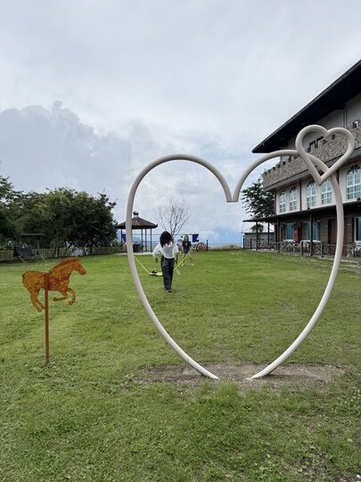【南投】「依默騎馬度假莊園.來清境住一晚!騎馬體驗超吸睛,還有2-6 人彈性房型與豐盛中西式早餐」 【南投】「依默騎馬度假莊園.來清境住一晚!騎馬體驗超吸睛,還有2-6 人彈性房型與豐盛中西式早餐」