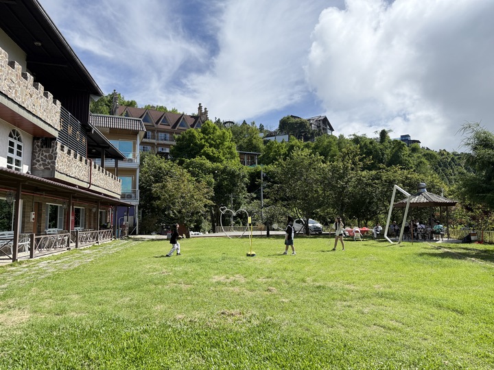 【南投】「依默騎馬度假莊園．來清境住一晚！騎馬體驗超吸睛，還有2-6 人彈性房型與豐盛中西式早餐」