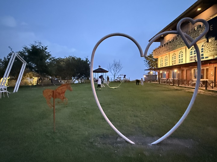 【南投】「依默騎馬度假莊園.來清境住一晚!騎馬體驗超吸睛,還有2-6 人彈性房型與豐盛中西式早餐」 【南投】「依默騎馬度假莊園.來清境住一晚!騎馬體驗超吸睛,還有2-6 人彈性房型與豐盛中西式早餐」