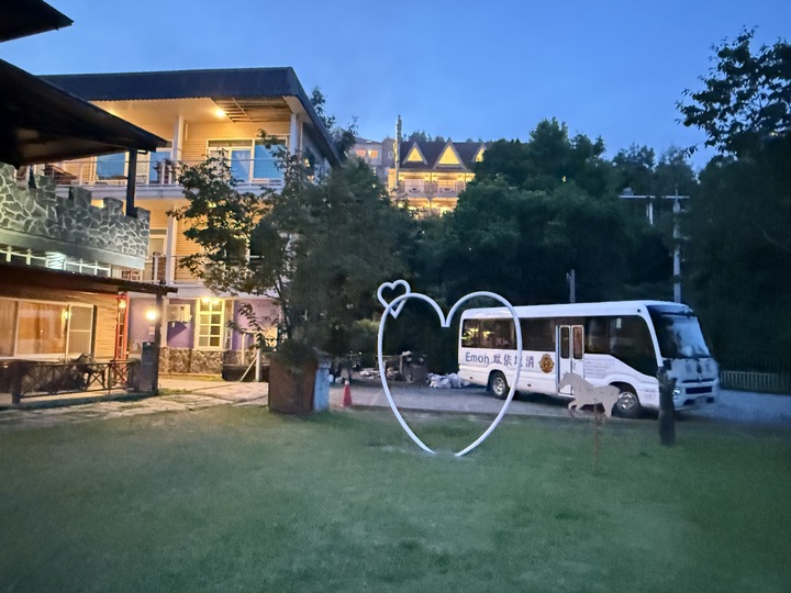 【南投】「依默騎馬度假莊園．來清境住一晚！騎馬體驗超吸睛，還有2-6 人彈性房型與豐盛中西式早餐」