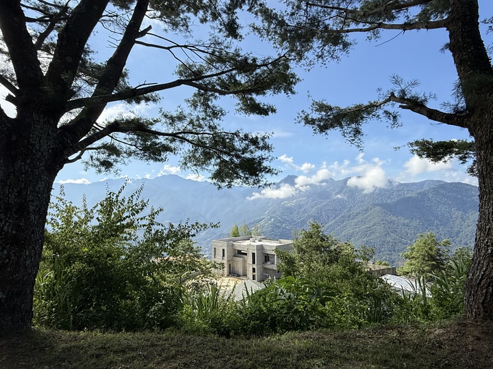【南投】「依默騎馬度假莊園．來清境住一晚！騎馬體驗超吸睛，還有2-6 人彈性房型與豐盛中西式早餐」