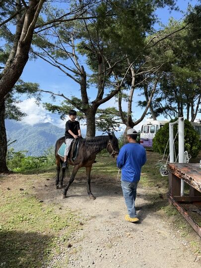 【南投】「依默騎馬度假莊園.來清境住一晚!騎馬體驗超吸睛,還有2-6 人彈性房型與豐盛中西式早餐」 【南投】「依默騎馬度假莊園.來清境住一晚!騎馬體驗超吸睛,還有2-6 人彈性房型與豐盛中西式早餐」