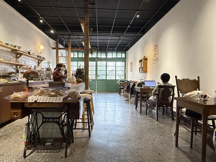 【中壢】「三春家 cafe．復古懷舊風，有天井的老宅咖啡館（單品手沖/手工甜點/酸種麵包/寵物友善/近家樂福.南亞技術學院）」