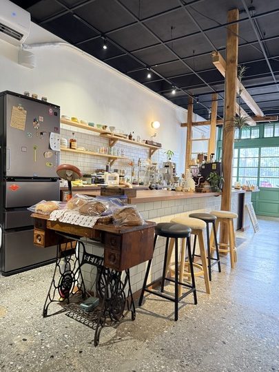 【中壢】「三春家 cafe.復古懷舊風,有天井的老宅咖啡館(單品手沖/手工甜點/酸種麵包/寵物友善/近家樂福.南亞技術學院)」 【中壢】「三春家 cafe.復古懷舊風,有天井的老宅咖啡館(單品手沖/手工甜點/酸種麵包/寵物友善/近家樂福.南亞技術學院)」