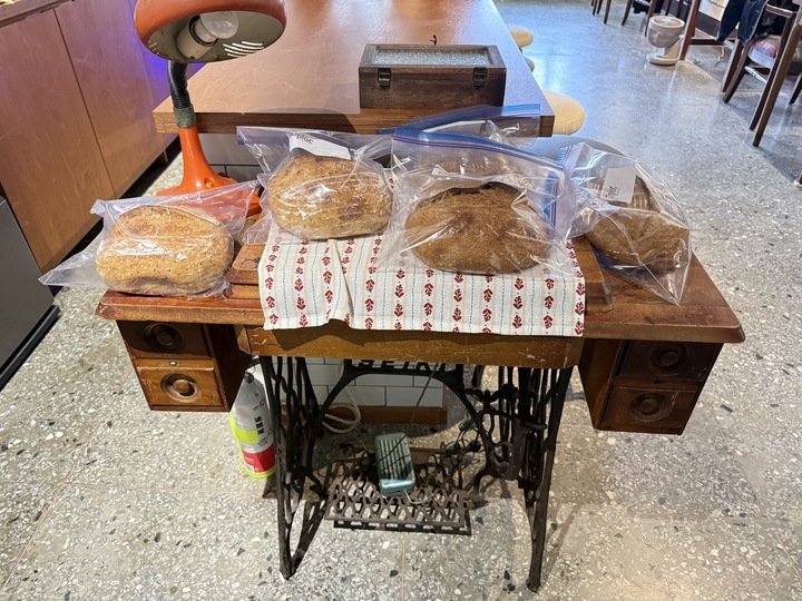 【中壢】「三春家 cafe．復古懷舊風，有天井的老宅咖啡館（單品手沖/手工甜點/酸種麵包/寵物友善/近家樂福.南亞技術學院）」