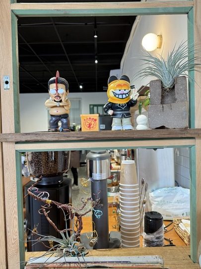 【中壢】「三春家 cafe．復古懷舊風，有天井的老宅咖啡館（單品手沖/手工甜點/酸種麵包/寵物友善/近家樂福.南亞技術學院）」