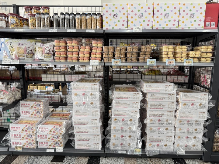 【台南】「炎祐食品．府城零食專賣，人氣繽紛台式馬卡龍(小西點)，還有各式懷舊零食.糖果和點心，來這裡一次全買齊！！」