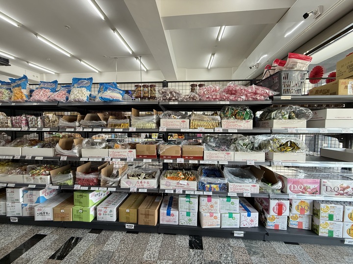 【台南】「炎祐食品．府城零食專賣，人氣繽紛台式馬卡龍(小西點)，還有各式懷舊零食.糖果和點心，來這裡一次全買齊！！」