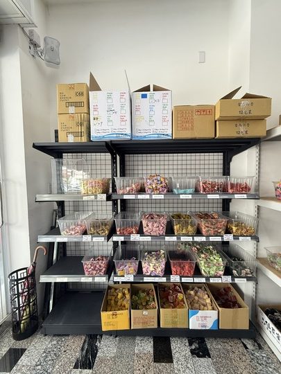 【台南】「炎祐食品．府城零食專賣，人氣繽紛台式馬卡龍(小西點)，還有各式懷舊零食.糖果和點心，來這裡一次全買齊！！」