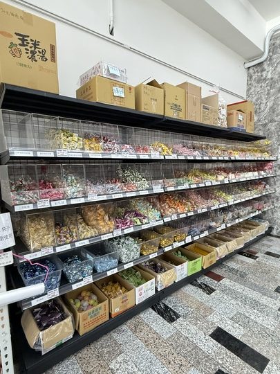 【台南】「炎祐食品．府城零食專賣，人氣繽紛台式馬卡龍(小西點)，還有各式懷舊零食.糖果和點心，來這裡一次全買齊！！」