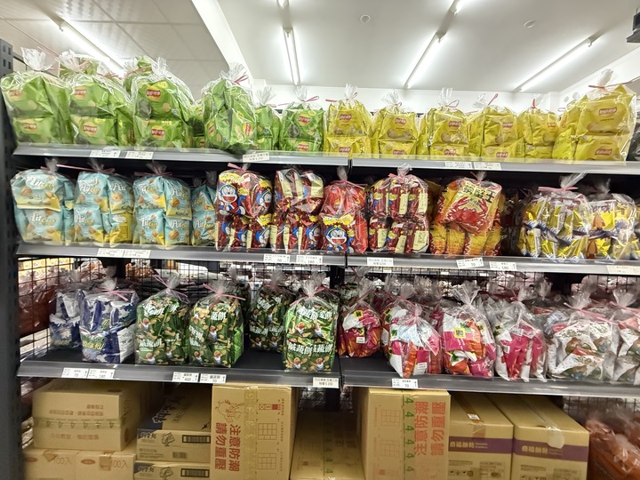 【台南】「炎祐食品．府城零食專賣，人氣繽紛台式馬卡龍(小西點)，還有各式懷舊零食.糖果和點心，來這裡一次全買齊！！」