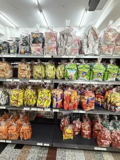 【台南】「炎祐食品．府城零食專賣，人氣繽紛台式馬卡龍(小西點)，還有各式懷舊零食.糖果和點心，來這裡一次全買齊！！」