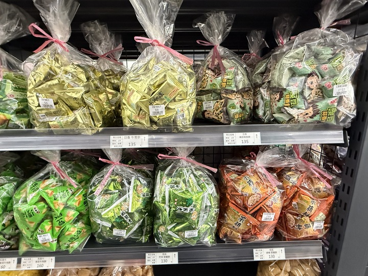 【台南】「炎祐食品．府城零食專賣，人氣繽紛台式馬卡龍(小西點)，還有各式懷舊零食.糖果和點心，來這裡一次全買齊！！」