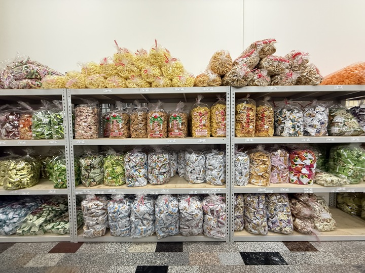 【台南】「炎祐食品．府城零食專賣，人氣繽紛台式馬卡龍(小西點)，還有各式懷舊零食.糖果和點心，來這裡一次全買齊！！」