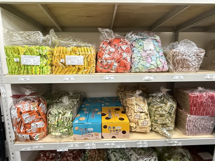 【台南】「炎祐食品．府城零食專賣，人氣繽紛台式馬卡龍(小西點)，還有各式懷舊零食.糖果和點心，來這裡一次全買齊！！」
