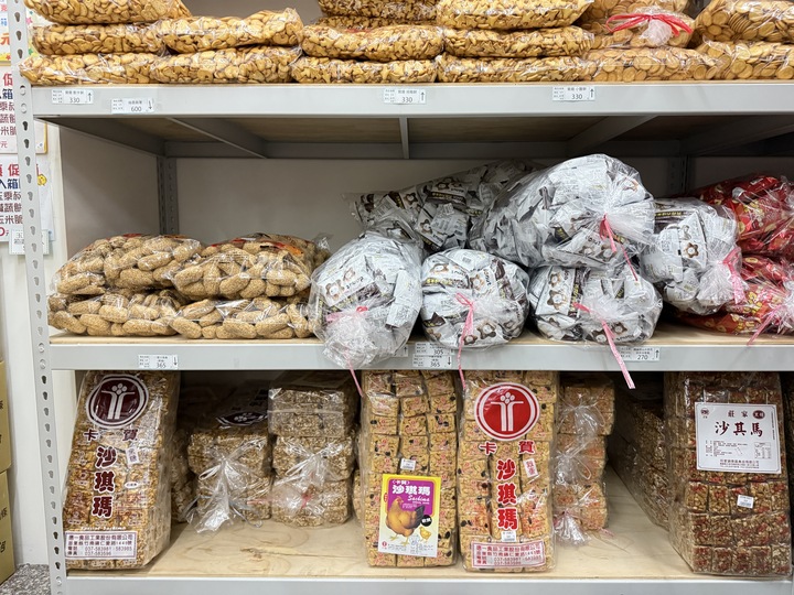 【台南】「炎祐食品．府城零食專賣，人氣繽紛台式馬卡龍(小西點)，還有各式懷舊零食.糖果和點心，來這裡一次全買齊！！」