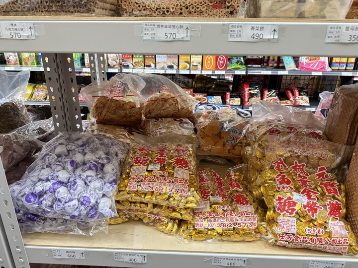 【台南】「炎祐食品．府城零食專賣，人氣繽紛台式馬卡龍(小西點)，還有各式懷舊零食.糖果和點心，來這裡一次全買齊！！」
