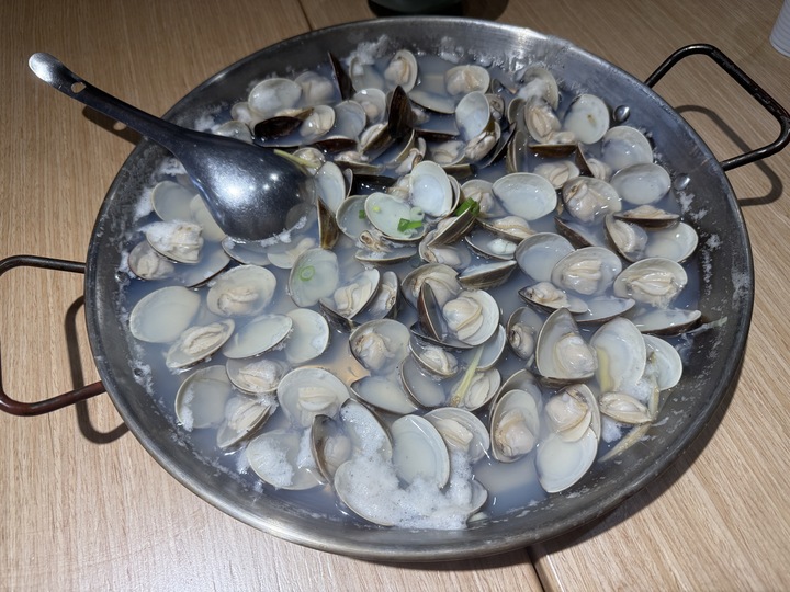 即時熱門文章：【八德】「貝蛤蛤海鮮餐酒館-廣福店．蛤蜊控會瘋掉！滿出來的爆量海鮮大拼盤，高CP值的聚餐首選」