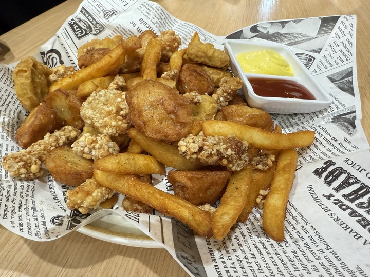 【八德】「貝蛤蛤海鮮餐酒館-廣福店．蛤蜊控會瘋掉！滿出來的爆量海鮮大拼盤，高CP值的聚餐首選」