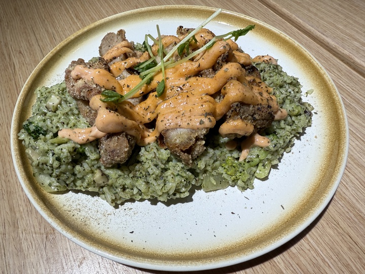 【八德】「貝蛤蛤海鮮餐酒館-廣福店．蛤蜊控會瘋掉！滿出來的爆量海鮮大拼盤，高CP值的聚餐首選」