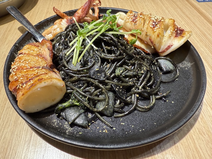 【八德】「貝蛤蛤海鮮餐酒館-廣福店.蛤蜊控會瘋掉!滿出來的爆量海鮮大拼盤,高CP值的聚餐首選」 【八德】「貝蛤蛤海鮮餐酒館-廣福店.蛤蜊控會瘋掉!滿出來的爆量海鮮大拼盤,高CP值的聚餐首選」